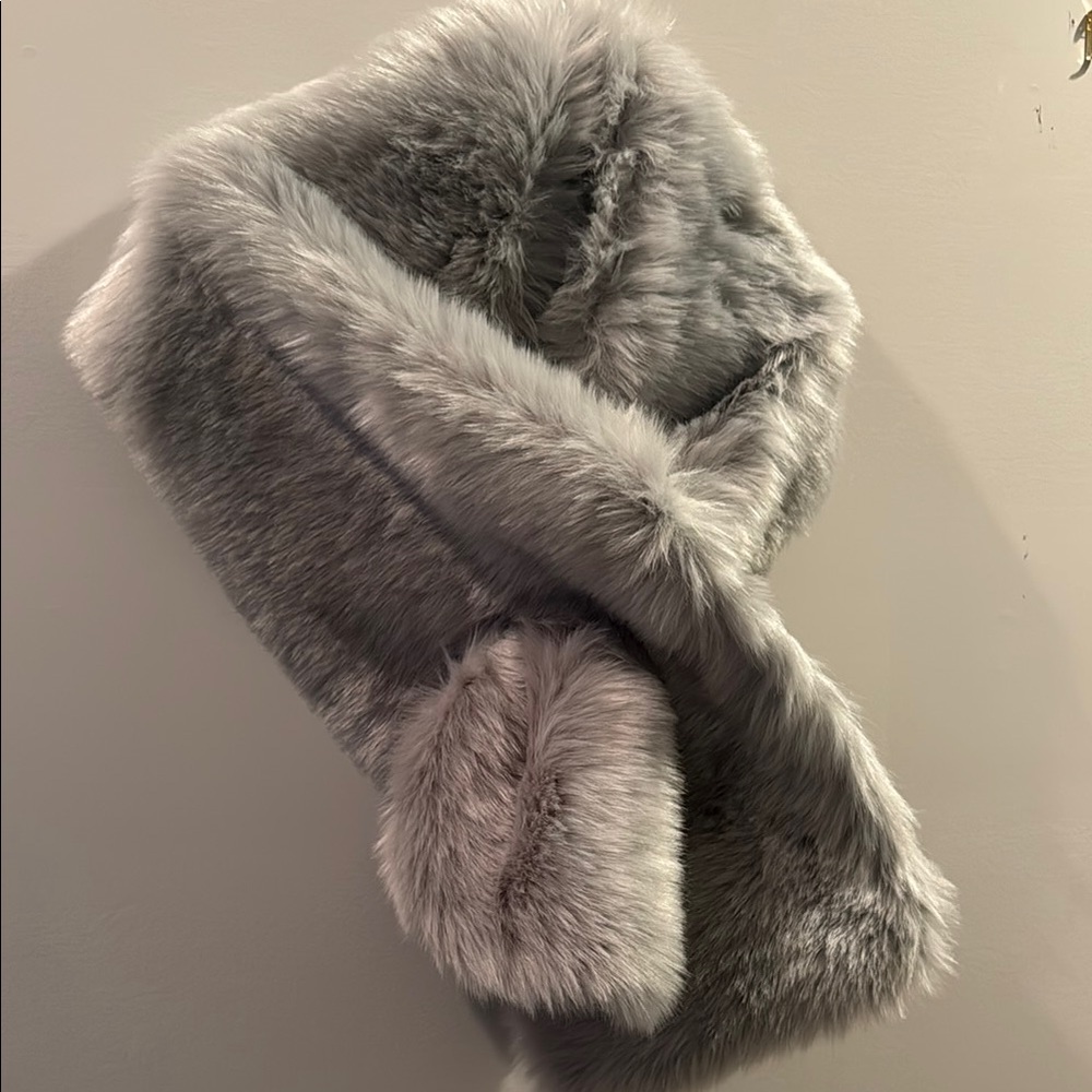 Elegant Gray Faux Fur Scarf - Picture 2 of 4